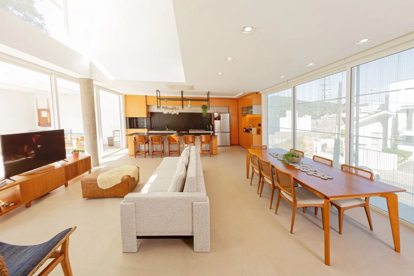 Sala integrada com cozinha e mesa de jantar