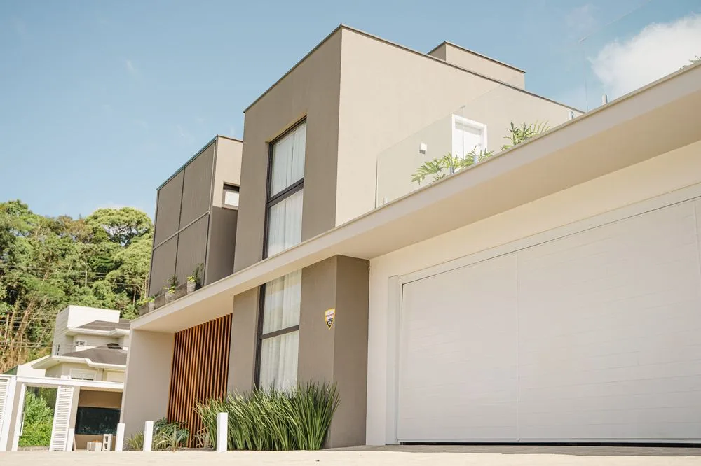 Sobrado com garagem e jardim